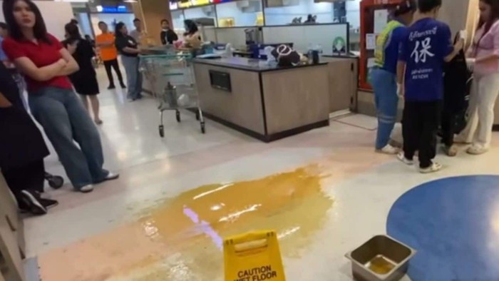 Kacau! Gegara Cekcok, Penjual Minuman Ini Siram Minyak Panas