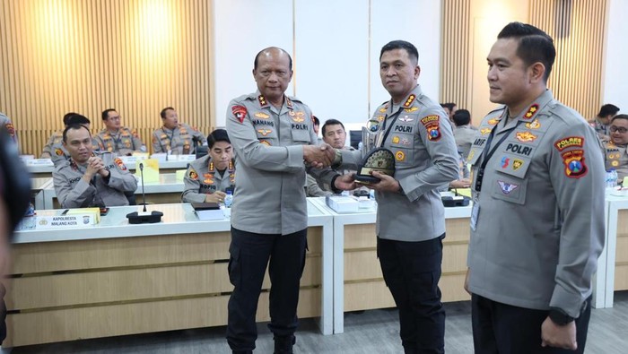 Kapolda Jawa Timur Irjen Pol Nanang Avianto berikan penghargaan kepada Kapolresta Sidoarjo Kombes Pol Christian Tobing