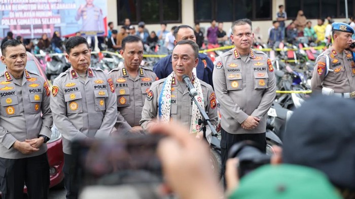 Kapolda Sumsel pimpin penyerahan barang bukti curanmor ke warga. (Dok. ist)