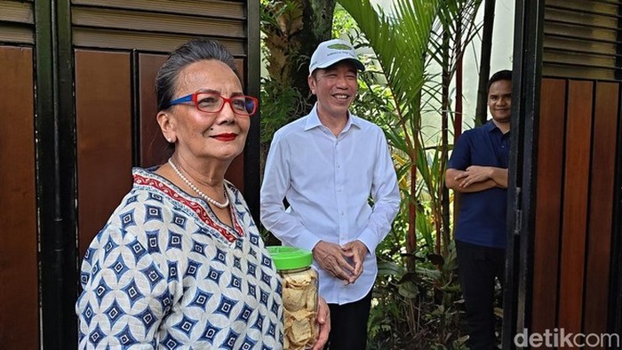 Karak Jadi Perhatian! Ini Oleh-oleh Christine Hakim Usai Temui Jokowi