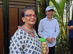 Karak Jadi Perhatian! Ini Oleh-oleh Christine Hakim Usai Temui Jokowi