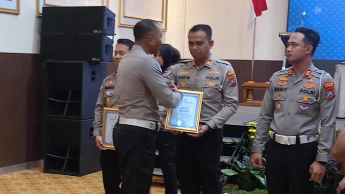 Kasat Lantas Polres Gresik menerima penghargaan dari Polda Jatim