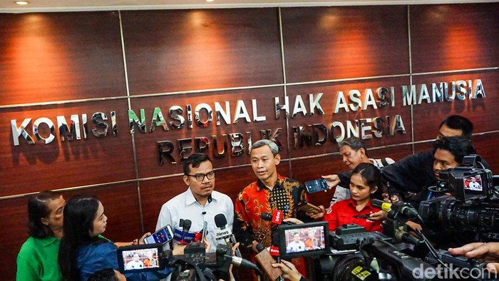 Komisioner Komnas HAM memberikan keterangan pers terkait perkembangan kasus penyiraman terhadap Andrie Yunus di Jakarta, Rabu (8/4/2026).