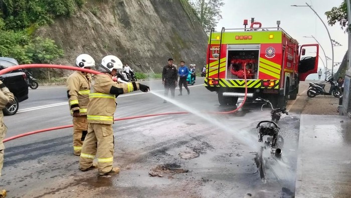Kondisi motor Supra yang terbakar di Jalan Baru Undip, Kecamatan Tembalang, Kota Semarang, Rabu (8/4/2026).