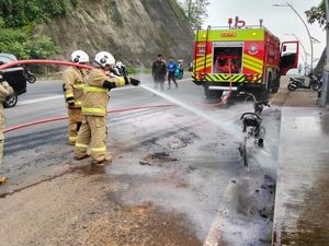Motor Supra Hangus Terbakar Tinggal Rangka di Jalan Baru Kampus Undip