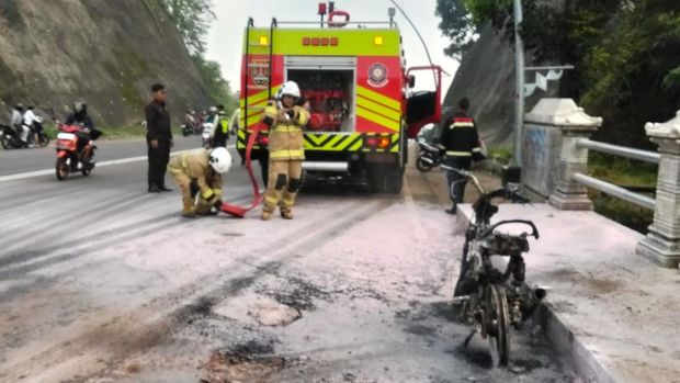 Kondisi motor Supra yang terbakar di Jalan Baru Undip, Kecamatan Tembalang, Kota Semarang, Rabu (8/4/2026).
