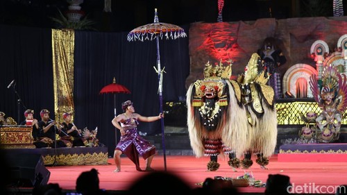 Keramaian di panggung terbuka Balai Budaya Gianyar saat parade bapang barong, Selasa (7/4/2026).