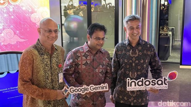 Kolaborasi Indosat Ooredoo Hutchison dengan Google Gemini Dheeraj Kumar, EVP Head of Mass Market Growth Indosat (tengah) dan Rohan Tiwary, Director, Platforms & Devices Partnerships, APAC, Google (kanan)