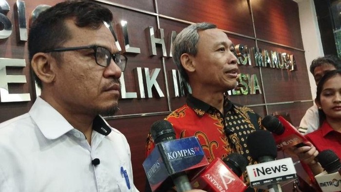 Komisioner Pemantauan dan Penyelidikan Komisi Nasional Hak Asasi Manusia (Komnas HAM) Saurlin P. Siagian (kiri) dan Koordinator Subkomisi Penegakan HAM sekaligus Komisioner Mediasi Komnas HAM Pramono Ubaid Tanthowi dalam wawancara cegat di Gedung Kom