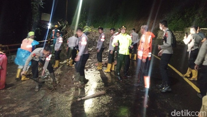 Kondisi longsor di Cadas Pangeran Sumedang, Rabu 8 April 2026