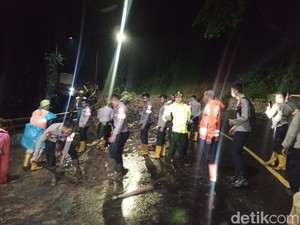 Video: Longsor Tutup Jalur Cadas Pangeran, Lalin Dialihkan