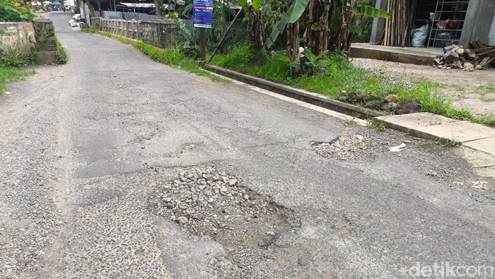 Kondisi rusak dan berlubangnya Jalan Perjuangan Ancaran Kuningan