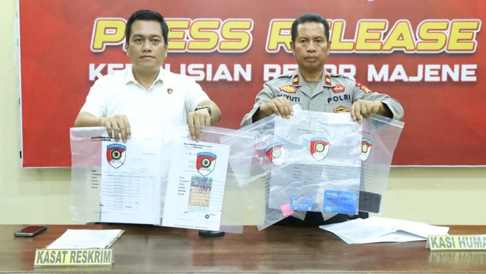 Konferensi pers kasus penitupan modus jastip penukaran uang di Polres Majene.