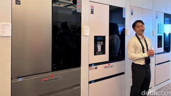 Bentuk kulkas terbaru LG dibuat menyesuaikan tempat dan maksimal. Ditambah punya teknologi AI Fresh dan AI Saving Mode, kulkas ini juga punya ice solution yang bisa membuat es dengan beragam bentuknya. Foto: Agus Tri Haryanto/detikINET