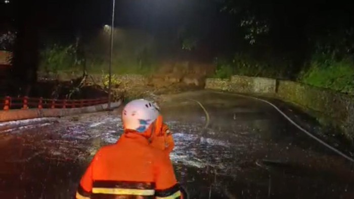 Longsor di Cadas Pangeran, Kabupaten Sumedang, Rabu (8/4/2026).