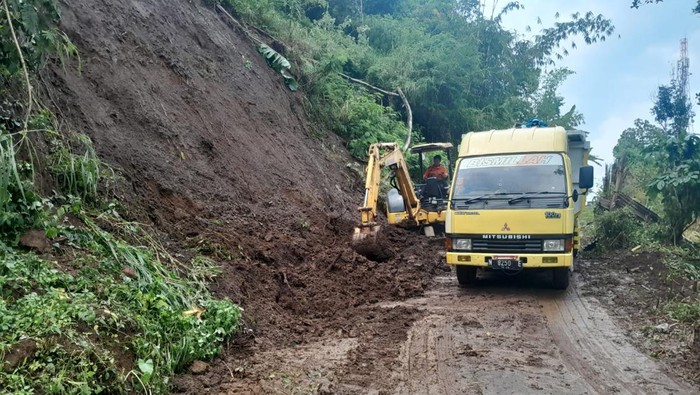 Longsor di Wagir Kabupaten Malang akibat curah hujan deras