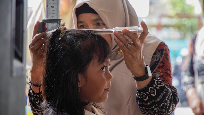 Petugas mendistribusikan pemberian makanan tambahan untuk anak di Posyandu Integrasi Layanan Primer (ILP) Cempaka, Desa Labruk Kidul, Lumajang, Jawa Timur, Rabu (8/4/2026). Pemerintah Kabupaten Lumajang menjalankan program inovasi Intervensi Nutrisi Tumbuh Kejar Berkelanjutan Atasi Stunting (Ibuk Anting) melalui layanan gizi terpadu dari posyandu hingga rumah sakit dengan pendampingan berkelanjutan guna mempercepat penanganan balita bermasalah gizi. ANTARA FOTO/Irfan Sumanjaya/agr