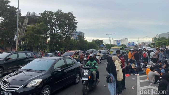 Macet di depan UNM imbas demo mahasiswa.