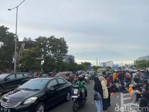 Demo Mahasiswa Depan UNM Makassar, Lalin Pettarani ke Alauddin Macet