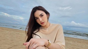 Kecantikan ibu satu anak itu emang bikin semua mata tertuju padanya. Ah sudahlah kecantikannya gak akan pernah pudar, tutur akun ters****. ini mah cantiknya,CANTIK BANGET, jelas akun bdtre****. Cantik terus tiap hari, beber akun gdtre****.  Foto: dok instagram Mahalini