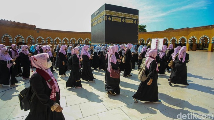 Sejumlah umat muslim mengikuti kegiatan bimbingan manasik haji di Al Mahmudah Training Center, Rabu (8/4/2026). Kegiatan ini digelar sebagai bekal awal bagi umat muslim dalam memahami pelaksanaan ibadah haji.