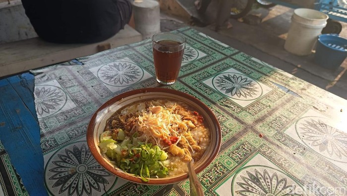 Mang Ija, penjual bubur ayam khas Tasikmalaya.