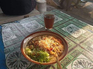 Cairan Hitam Penambah Kelezatan Bubur Ayam Khas Tasikmalaya