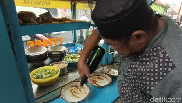 Mang Ija, penjual bubur ayam khas Tasikmalaya.