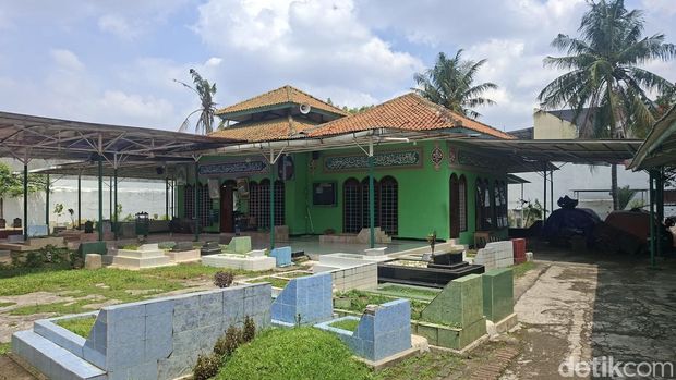 Masjid Jami At-Taubah berdampingan dengan makam keramat Habib Ahmad bin Alwi Al-Haddad, atau yang lebih tersohor dengan panggilan Habib Kuncung, di Jalan Rawajati Timur II, No. 70, RT.003, RW. 08, Rawajati, Jakarta Selatan.