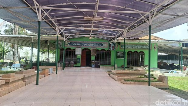 Masjid Jami At-Taubah berdampingan dengan makam keramat Habib Ahmad bin Alwi Al-Haddad, atau yang lebih tersohor dengan panggilan Habib Kuncung, di Jalan Rawajati Timur II, No. 70, RT.003, RW. 08, Rawajati, Jakarta Selatan.