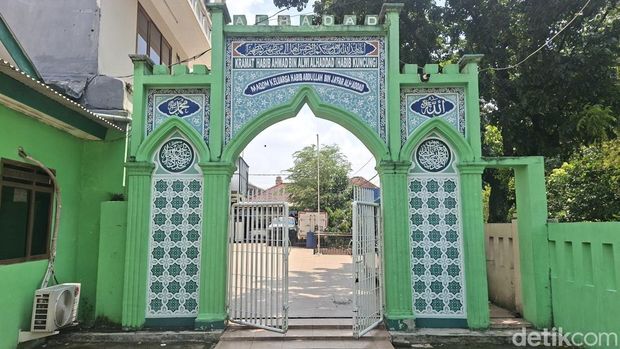 Masjid Jami At-Taubah berdampingan dengan makam keramat Habib Ahmad bin Alwi Al-Haddad, atau yang lebih tersohor dengan panggilan Habib Kuncung, di Jalan Rawajati Timur II, No. 70, RT.003, RW. 08, Rawajati, Jakarta Selatan.
