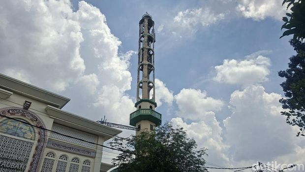 Masjid Jami At-Taubah berdampingan dengan makam keramat Habib Ahmad bin Alwi Al-Haddad, atau yang lebih tersohor dengan panggilan Habib Kuncung, di Jalan Rawajati Timur II, No. 70, RT.003, RW. 08, Rawajati, Jakarta Selatan.