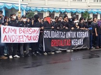 Pakai Pita Pink-Oranye, Massa GELAP di Malang Tuntut Keadilan Andrie Yunus