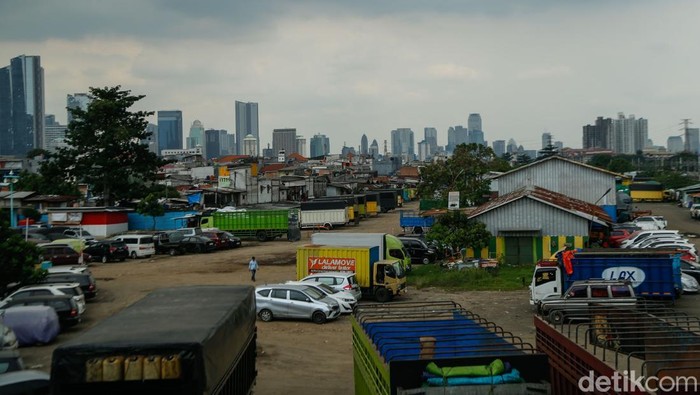 Lahan yang telah didatangi Menteri PKP itu nampak digunakan sebagai gudang logistik.