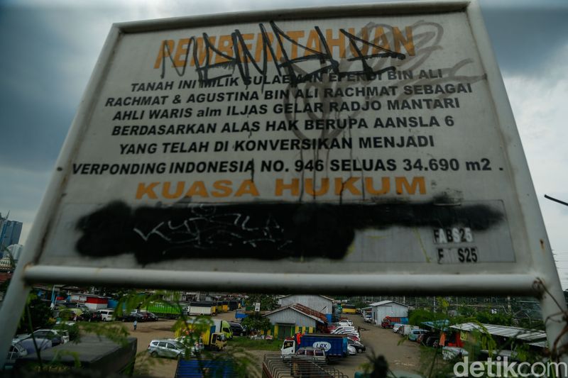 Warga beraktivitas di Kawasan Tanah Abang, Jakarta, Rabu (8/4/2026). Lahan yang telah didatangi Menteri PKP itu nampak digunakan sebagai gudang logistik.