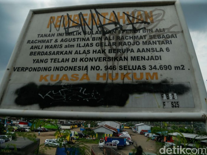 Warga beraktivitas di Kawasan Tanah Abang, Jakarta, Rabu (8/4/2026). Lahan yang telah didatangi Menteri PKP itu nampak digunakan sebagai gudang logistik.