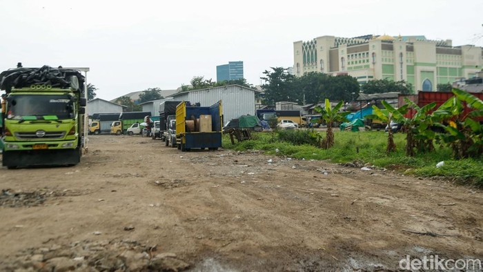 Warga beraktivitas di Kawasan Tanah Abang, Jakarta, Rabu (8/4/2026). Lahan yang telah didatangi Menteri PKP itu nampak digunakan sebagai gudang logistik.