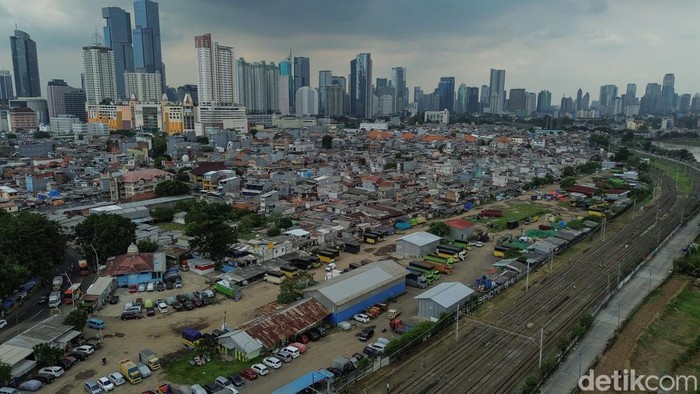 Warga beraktivitas di Kawasan Tanah Abang, Jakarta, Rabu (8/4/2026). Lahan yang telah didatangi Menteri PKP itu nampak digunakan sebagai gudang logistik.