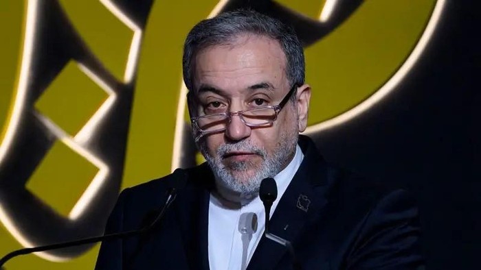 Menteri Luar Negeri Iran, Abbas Araghchi, mengumumkan bahwa Iran akan menyetujui gencatan senjata jika serangan terhadap Iran dihentikan (NURPHOTO VIA GETTY IMAGES)