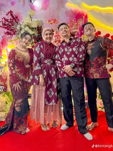Momen lamaran ini viral karena tamu undangan tampil lebih heboh dari calon pengantin. Ini reaksi calon pengantin saat lamaran!