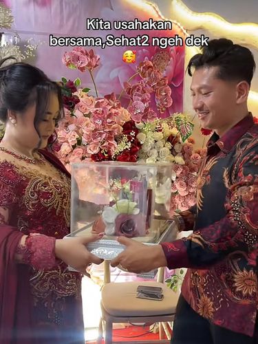 Momen lamaran ini viral karena tamu undangan tampil lebih heboh dari calon pengantin. Ini reaksi calon pengantin saat lamaran!