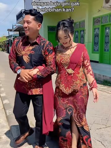 Momen lamaran ini viral karena tamu undangan tampil lebih heboh dari calon pengantin. Ini reaksi calon pengantin saat lamaran!