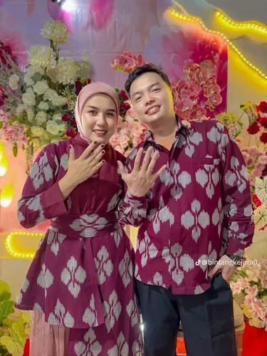 Momen lamaran ini viral karena tamu undangan tampil lebih heboh dari calon pengantin. Ini reaksi calon pengantin saat lamaran!