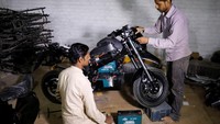 Penggunaan sepeda motor listrik meningkat di Hyderabad, Pakistan, seiring tekanan biaya energi global. Warga dari berbagai profesi mulai memanfaatkan kendaraan ini sebagai alternatif mobilitas yang lebih hemat. REUTERS/Yasir Rajput  
