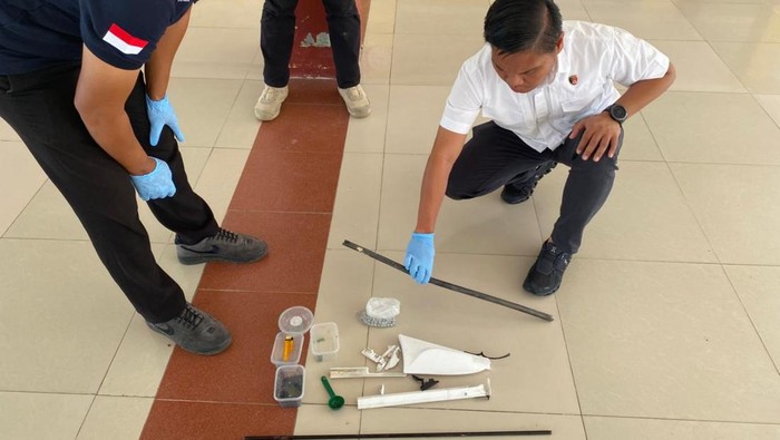 Kasat Reskrim Polres Siak saat olah TKP di lokasi dan mengamankan sejumlah barang bukti