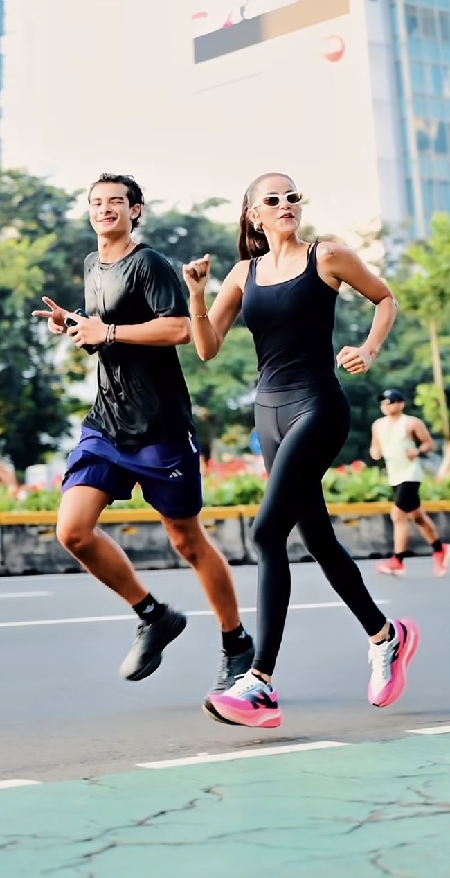 Olla memperlihatkan momen saat dirinya dan Tristan lari bareng. Tampil simpel namun tetap stylish, ibu 3 orang anak itu kenakan tanktop dan legging hitam dipadukan sunglasses dengan bingkai putih. Rambut panjangnya tampak diikat ponytail. Foto: Instagram/@ollaramlan