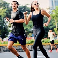 Olla memperlihatkan momen saat dirinya dan Tristan lari bareng. Tampil simpel namun tetap stylish, ibu 3 orang anak itu kenakan tanktop dan legging hitam dipadukan sunglasses dengan bingkai putih. Rambut panjangnya tampak diikat ponytail. Foto: Instagram/@ollaramlan