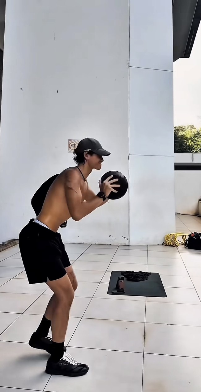 Tristan dan Olla diketahui memiliki perbedaan usia 25 tahun, dimana Tristan jauh lebih muda dari Olla. Meski demikian keduanya tetap terlihat kompak dan serasi. Foto: Instagram/@ollaramlan