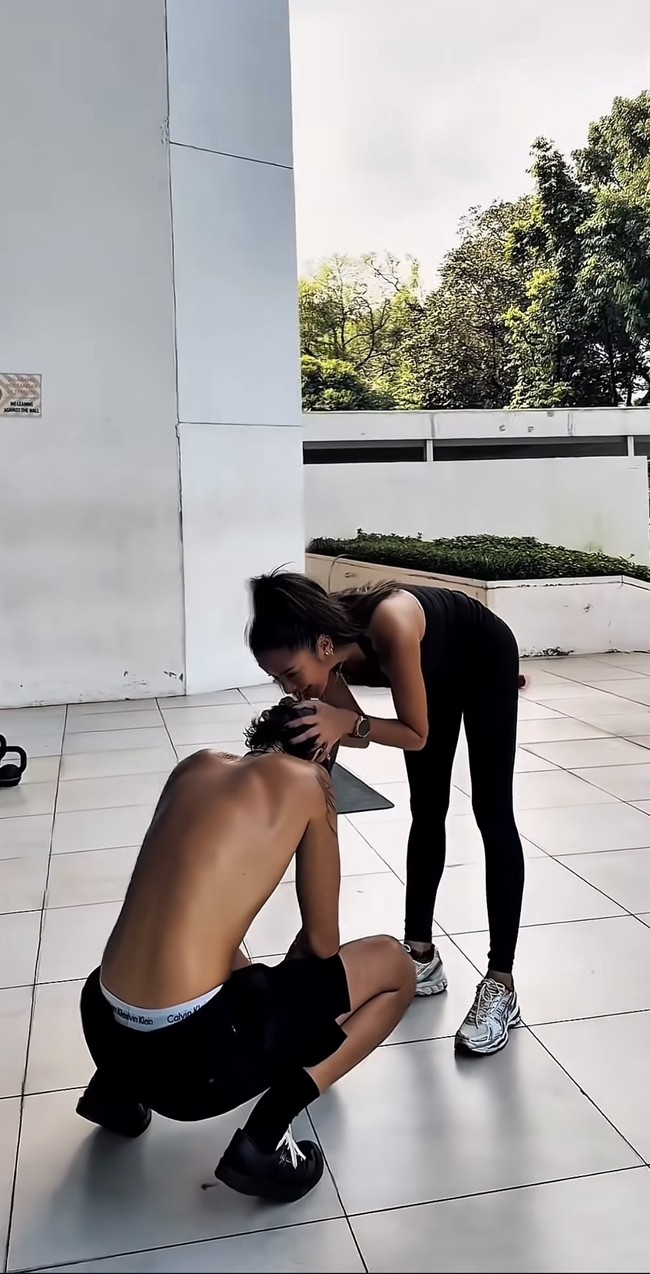 Olla dan Tristan juga kembali membagikan momen mesra keduanya saat berolahraga. Terlihat Olla yang mencium kepala Tristan saat kekasihnya itu sedang menunduk. Foto: Instagram/@ollaramlan