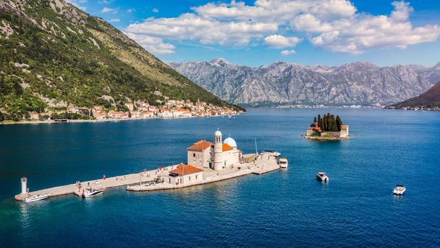 Our Lady of the Rocks, pulau buatan yang terletak di Teluk Kotor, dekat kota kecil Perast, di Montenegro. Pulau itu dikenal karena gereja Katolik yang berdiri di atasnya, menjadi salah satu ikon wisata paling unik di kawasan Adriatik.